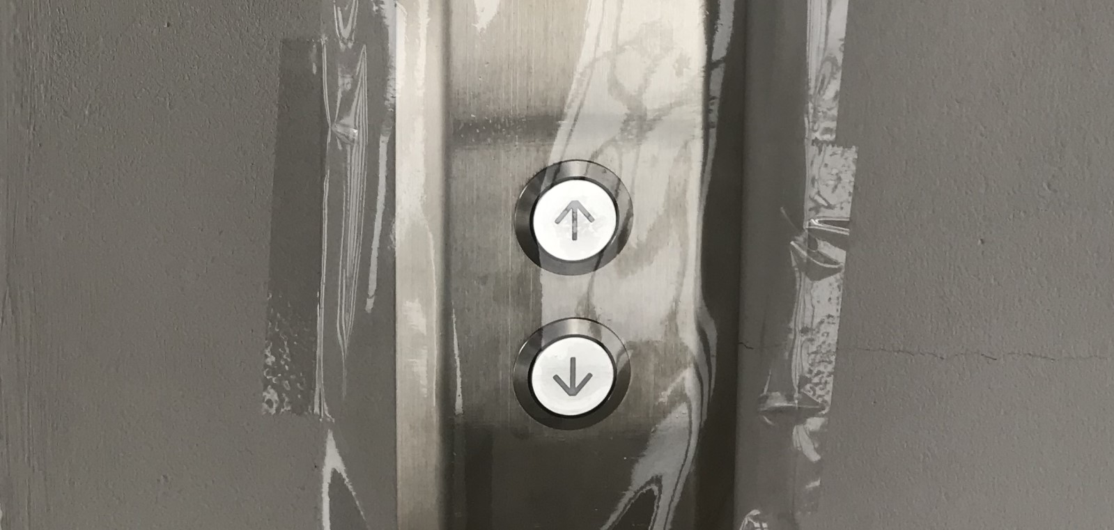 開學前，事務組已用塑膠片貼覆全校電梯內外的按鈕。